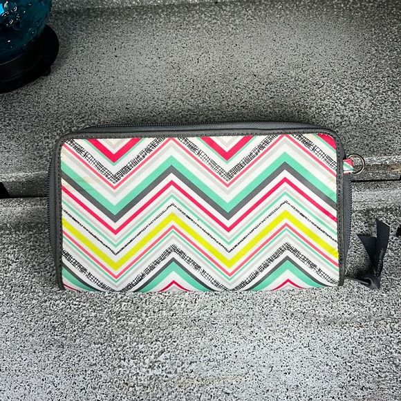thirty-one Handbags - Thirty-One Chevron Wallet - Multicolor